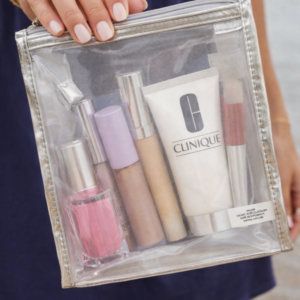 🌷Clinique Silver Trim Vinyl Pouch